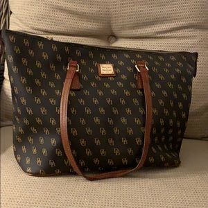 Dooney& Bourke tote hand bag with a zipper
